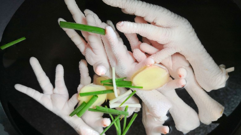 家常鸡脚煲,鳮脚冷水下锅,放葱姜料酒