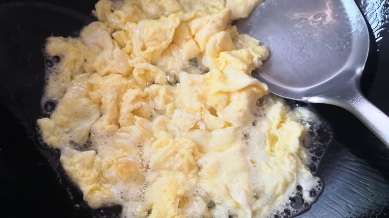 佛手瓜炒鸡蛋,待蛋液凝固,用铲子边炒边叉成小块