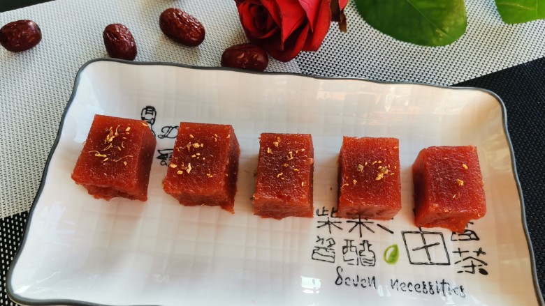 山楂糕,吃时可以根据喜好撒上点干桂花,味道也是不错的