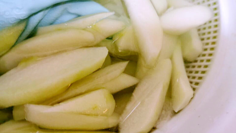 佛手瓜炒鸡蛋,切成0.5公分厚片
