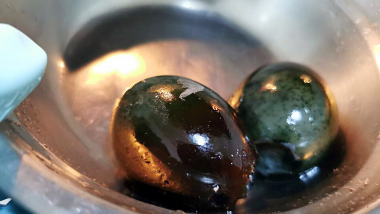 佛手瓜炒鸡蛋,皮蛋去皮切块