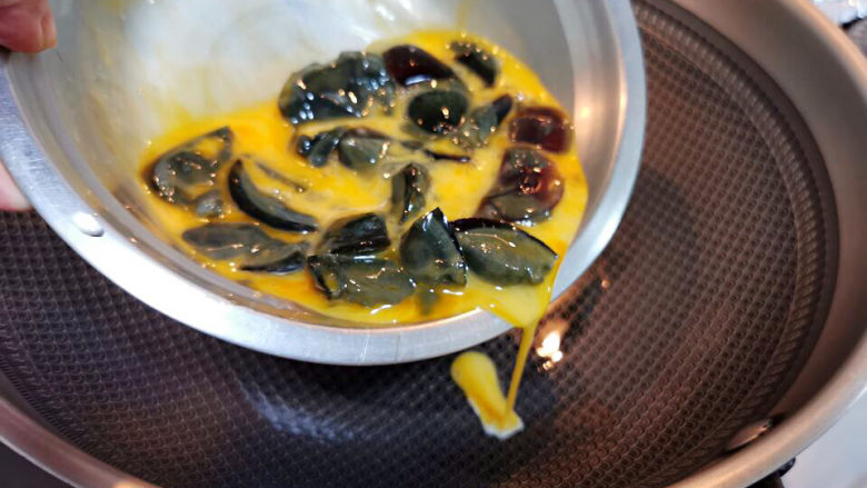 佛手瓜炒鸡蛋,锅中下油,倒入蛋液