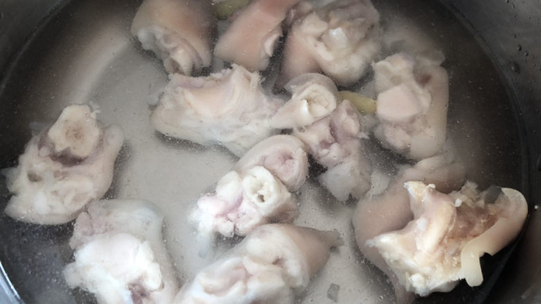莲藕猪蹄汤,锅里倒入适量清水放入猪蹄,上汽后用高压锅压20分钟。