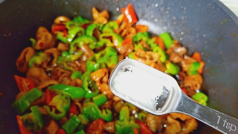 爆炒肥肠,加盐与鸡精。
