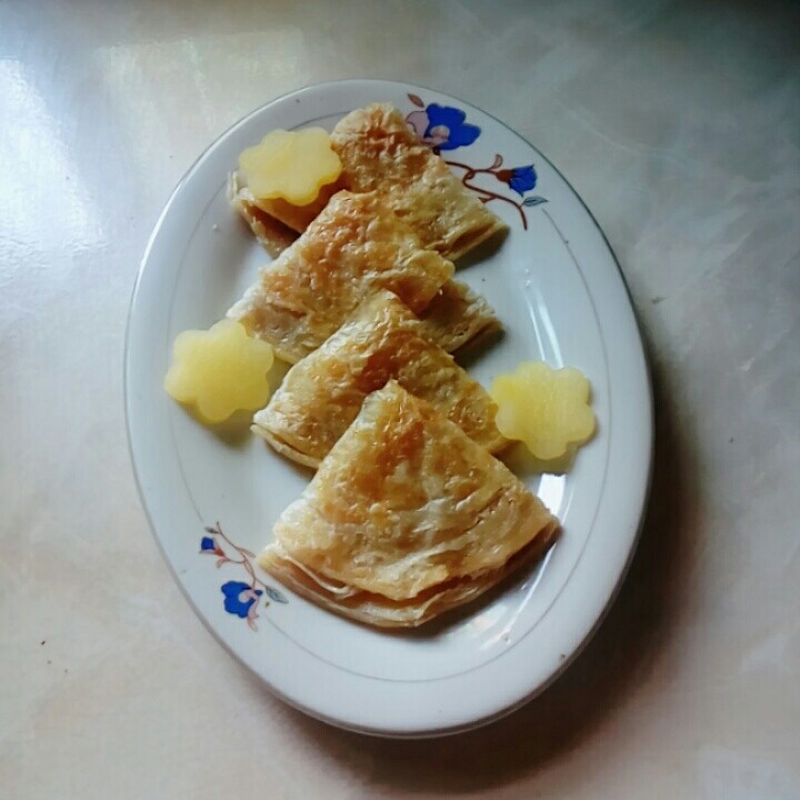 朗姆苹果飞饼,整理成形,装入盘中。