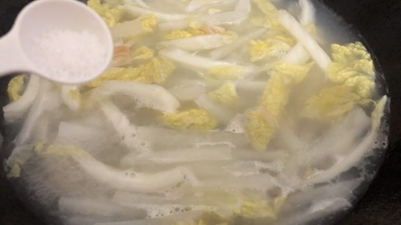 瑶柱萝卜汤,加少许盐和油煮二分钟