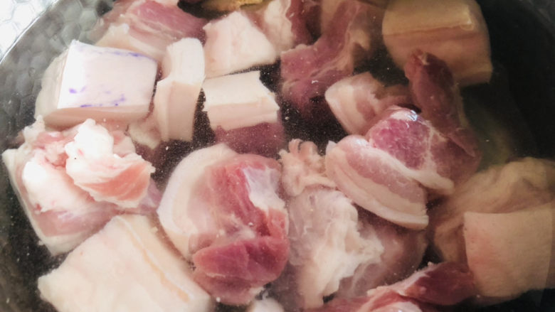 啤酒红烧肉,锅里放入适量清水,冷水中放入切好的五花肉。