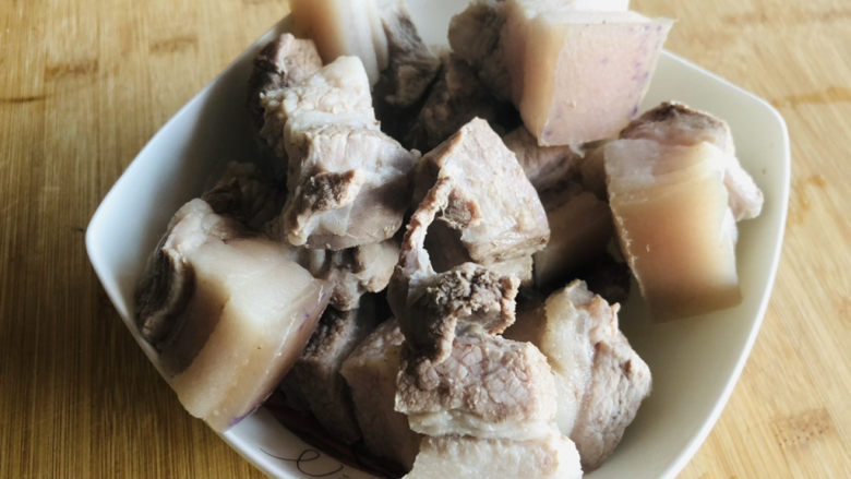 啤酒红烧肉,捞出焯好水的五花肉沥干水分,姜片、八角、桂皮、香叶捞出留着备用。