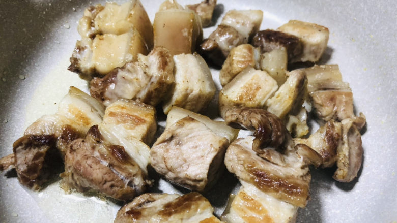 啤酒红烧肉,把控干水分的五花肉放入不粘锅中煎制表面上色,肉皮也稍微煎一下,煎过的肉皮吃起来非常Q弹有嚼劲。