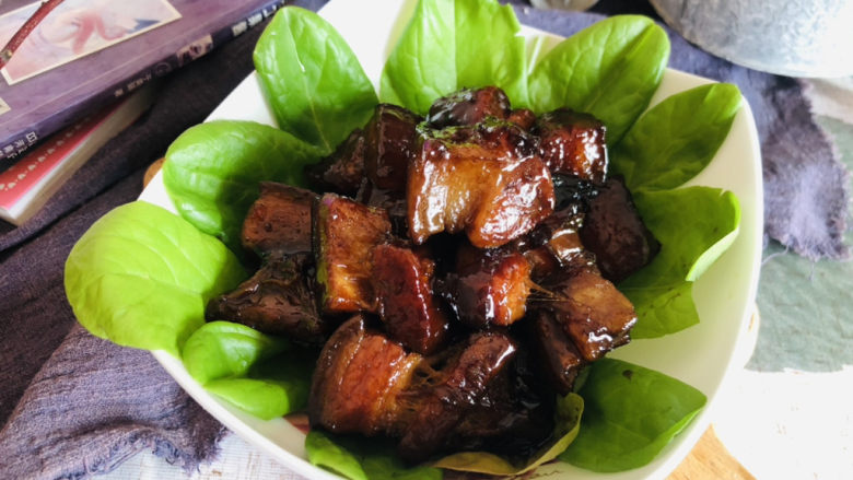 啤酒红烧肉,装盘食用。