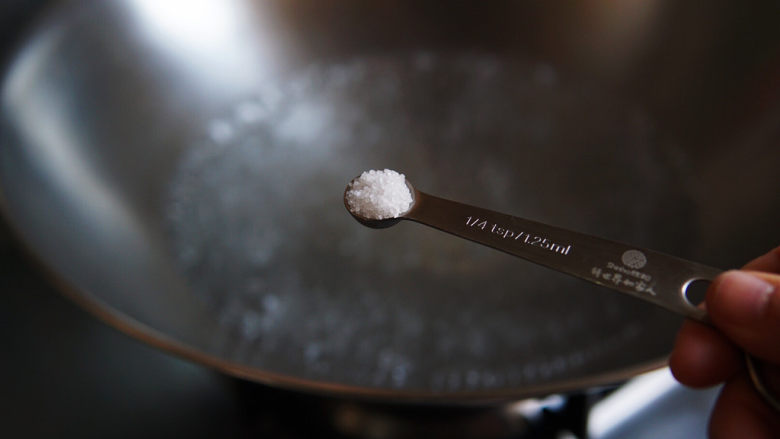 蘑菇炖豆腐,水开后加盐一克,入底味,杀菌