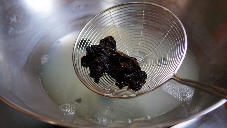 蘑菇炖豆腐,<a style='color:red;display:inline-block;' href='/shicai/ 233'>木耳</a>洗净,去掉根部,如果焯烫半分钟,去掉菌类的草酸