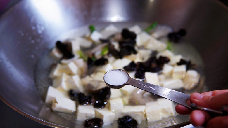 蘑菇炖豆腐,加盐调味,再次煮滚