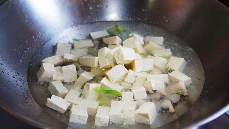 蘑菇炖豆腐,加入没过豆腐略多一些的水,中大火煮开