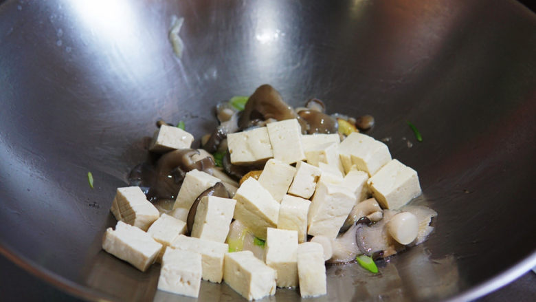 蘑菇炖豆腐,加入豆腐,轻轻推着煸炒几下
