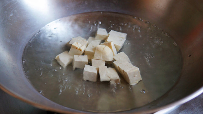 蘑菇炖豆腐,<a style='color:red;display:inline-block;' href='/shicai/ 465'>豆腐</a>切小块,便于入味,焯水至水再次沸腾,捞出