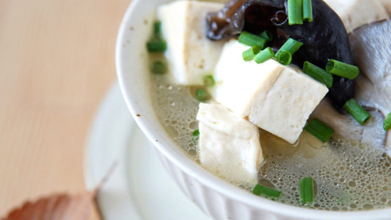 蘑菇炖豆腐,汤特别鲜美,<a style='color:red;display:inline-block;' href='/shicai/ 2914'>蘑菇</a>嫩滑,豆腐入味,即下饭,又适合减肥人群食用。尤其是瘦身一族需要补充植物蛋白质,也不失鲜美的口感,美味瘦身两不误
