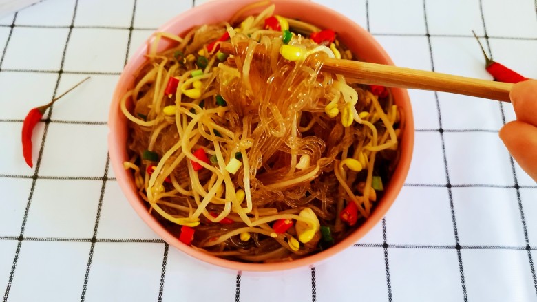 豆芽炒粉丝,盛入盘中即可开吃了,超级香辣下饭!