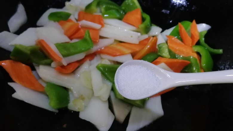 小炒山药,加盐入味,文火翻炒均匀。