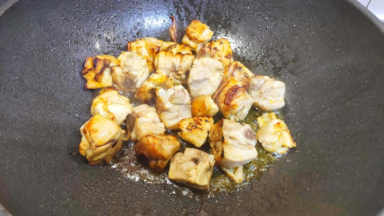 鸡腿炖蘑菇,加入鸡腿,炒匀