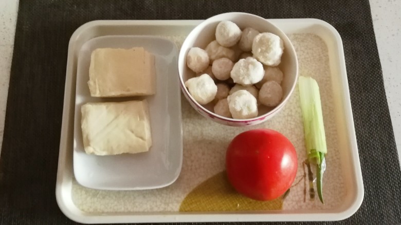 鱼丸豆腐汤,食材准备好。