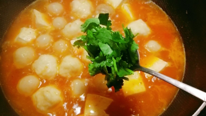 鱼丸豆腐汤,汤汁变浓稠明亮,放入香菜关火出锅。