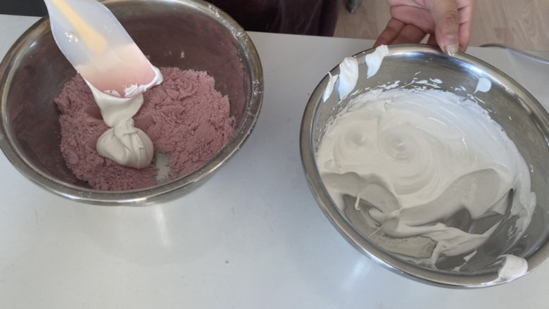 菜鸟也能轻松掌握的法式马卡龙,无需晾皮,一次就成功,打好的蛋白霜分次和粉类拌均,分几次我不管,最好别超过四次