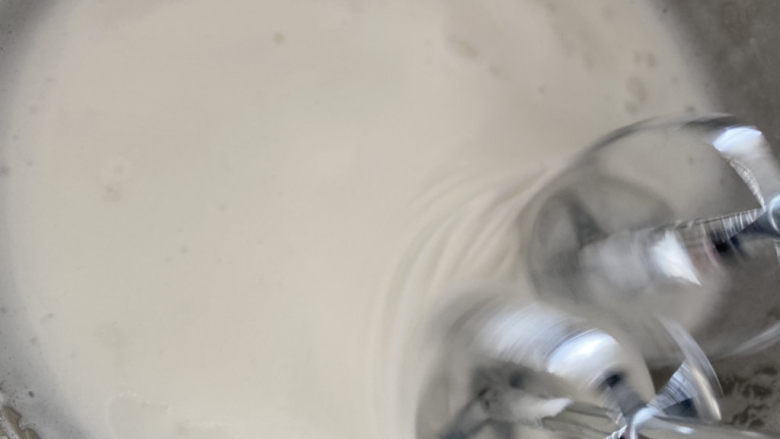 菜鸟也能轻松掌握的法式马卡龙,无需晾皮,一次就成功,第二次在蛋白气泡较绵密时加入,然后一直打,打到糖化,过程大概5分钟左右,具体还要看打蛋器的功率而定