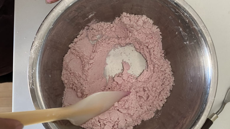 菜鸟也能轻松掌握的法式马卡龙,无需晾皮,一次就成功,糖粉、<a style='color:red;display:inline-block;' href='/shicai/ 113461'>杏仁粉</a>过筛后加入色粉用刮刀碾压拌均