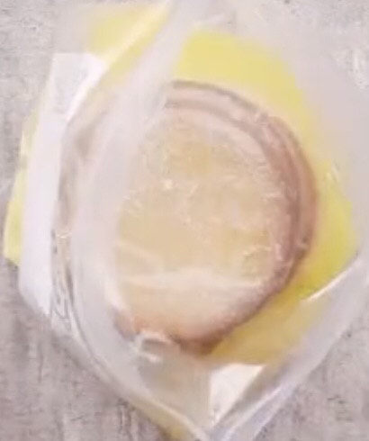 南瓜挞,然后准备一包容易消化的小饼干,不用太多哦,几片就够了然后把融化之后的黄油倒进装饼干的保鲜袋然后封好袋口即可