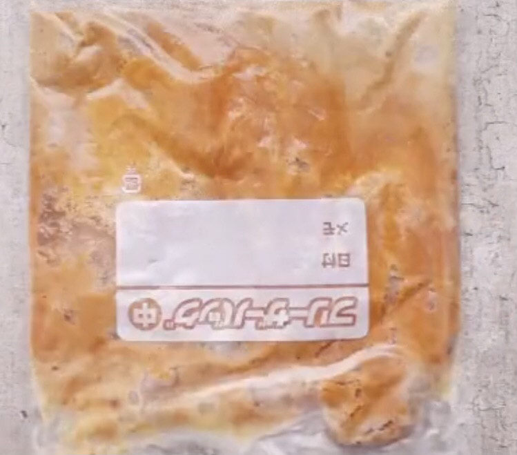南瓜挞,然后拿一个擀面杖给它轻轻的擀一擀擀至碎碎的即可,一定要擀碎哦这样才能做出好吃的南瓜挞