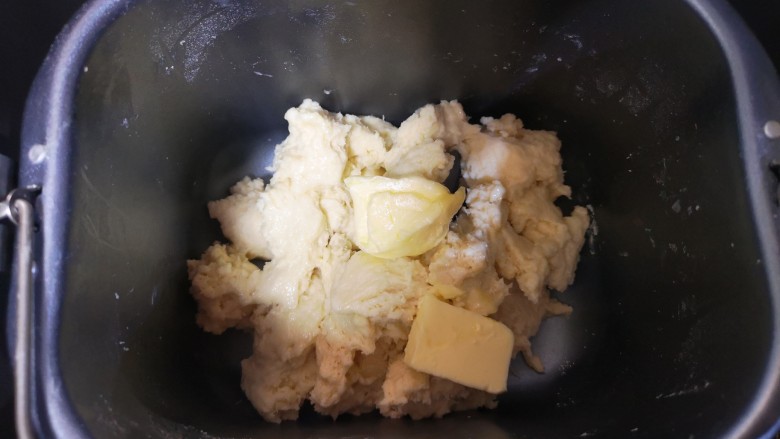 地瓜面包,加入软化好的黄油继续到和面程序结束,然后直接选择发酵程序
