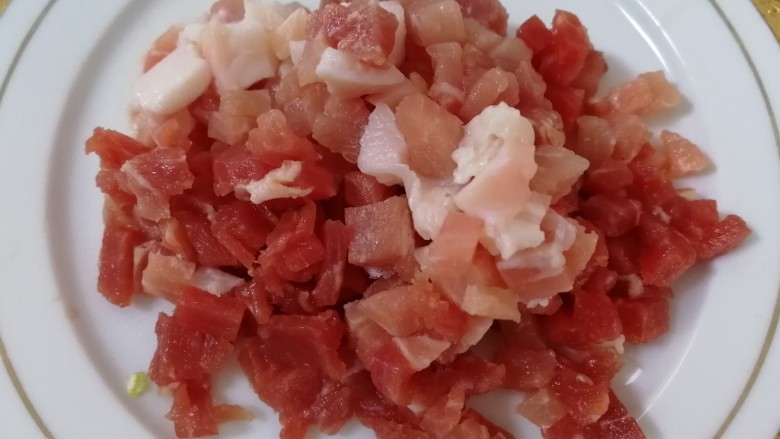 蘑菇炖豆腐,切小丁,拌入几滴油,炒的时候不粘。