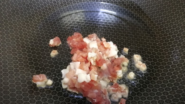 蘑菇炖豆腐,热锅凉油,油微热放入肉丁,文火翻炒。