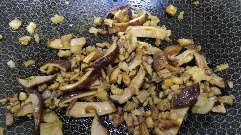 蘑菇炖豆腐,放入香菇,文火翻炒均匀,炒出香味。