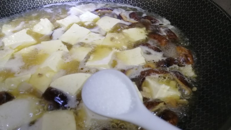 蘑菇炖豆腐,文火炖5分钟,加一小勺盐入味。