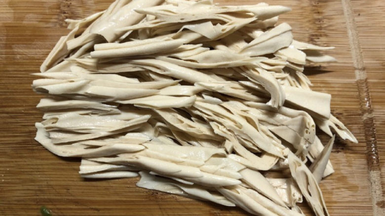 青椒炒胡萝卜,另外准备一点<a style='color:red;display:inline-block;' href='/shicai/ 11168'>豆腐丝</a>,做菜就这样子,丝对丝,片对片