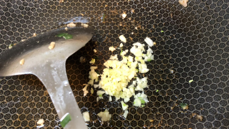 青椒炒胡萝卜,锅内加入油,把蒜爆出香味
