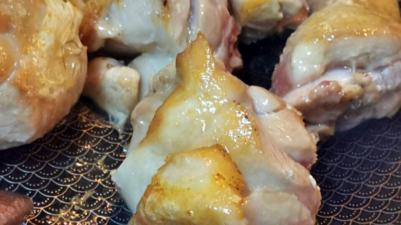 鸡腿炖蘑菇,不放油,直接下锅煎成金黄色
