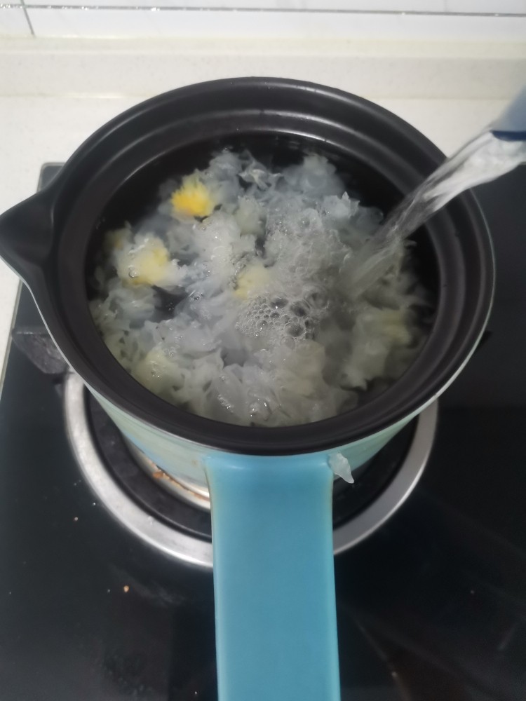 红枣银耳羹,多加一点水大火煮开,小火煮30分