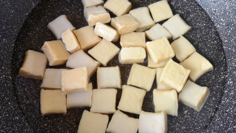 孜然鱼豆腐,凉水入锅,烧开以后转中火煮至飘起关火。