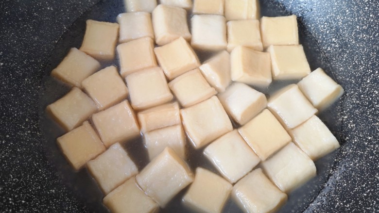孜然鱼豆腐,煮过的鱼豆腐明显变大,捞出控一下水分。