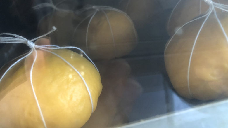 南瓜豆沙面包,放入烤箱加一碗开水,进行第二次发酵。
