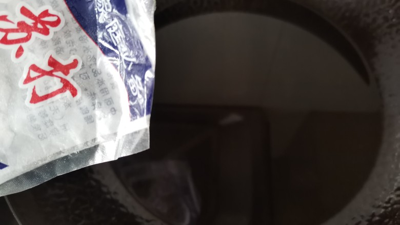 琥珀核桃,锅里倒入适量清水,加入一点小苏打