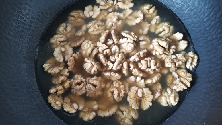 琥珀核桃,倒入<a style='color:red;display:inline-block;' href='/shicai/ 665'>核桃</a>烧开,到出沥水