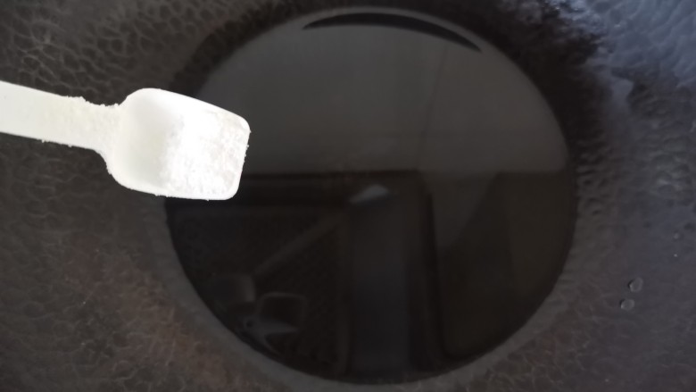 琥珀核桃,锅里再倒入适量的清水,加入盐