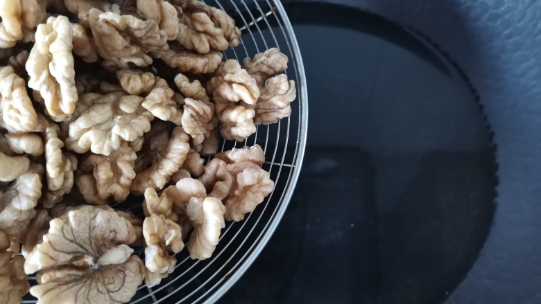 琥珀核桃,锅里再次倒入清水,加入少许盐,倒入核桃烧开,到出沥水(注:这步骤做两次,能更好的去涩味)