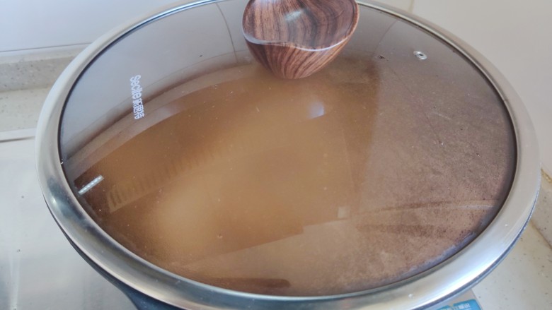 酸辣娃娃菜,盖上锅盖,转小火,焖煮1分钟