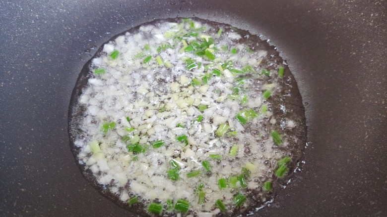 酸辣娃娃菜,待锅内油热,下大蒜生姜小葱,炒香