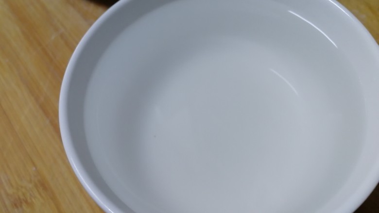 家常烫面饼,用一碗开水烫一多半的面,烙出来的饼比较软。
